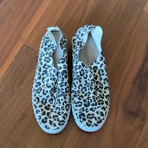 Ilse Jacobsen leopard slip ons